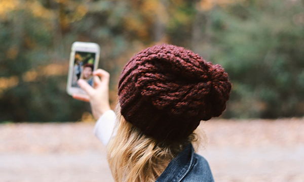 best-instagram-captions-selfies-featured-image-girl-taking-selfie